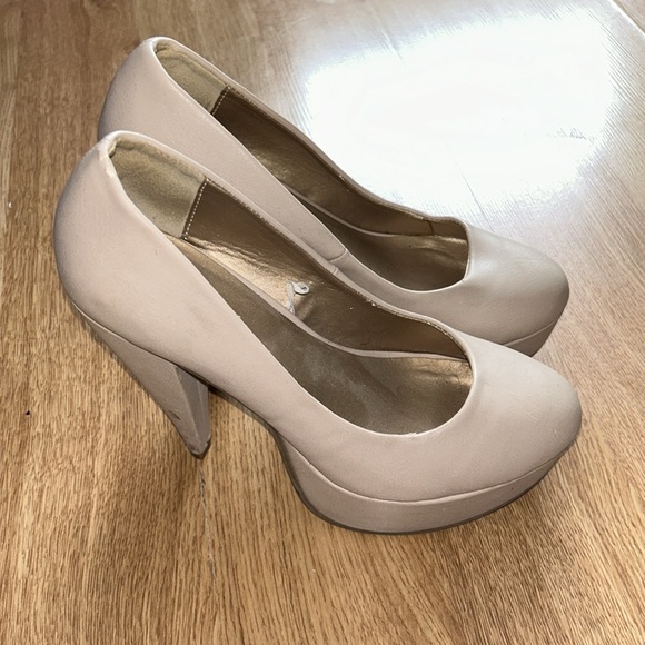 Forever 21 cream heels - Picture 2 of 2